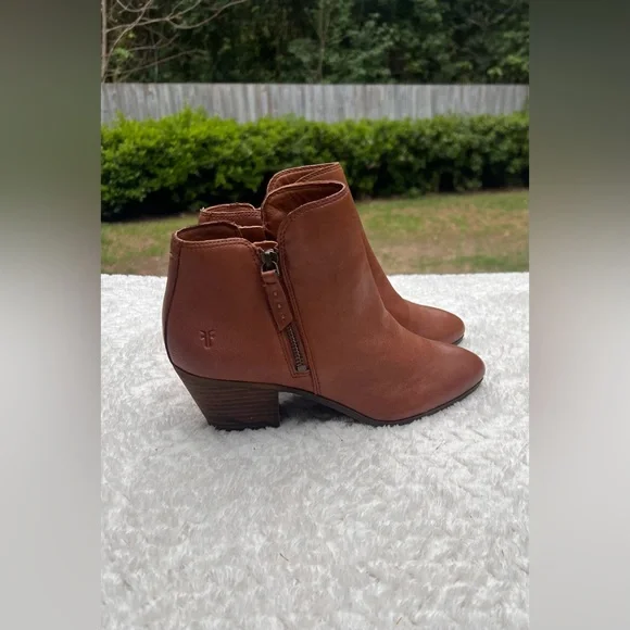 EUC FRYE Double Zip Cognac Heeled Judith Ankle Booties Leather Size 8 - Picture 5 of 11